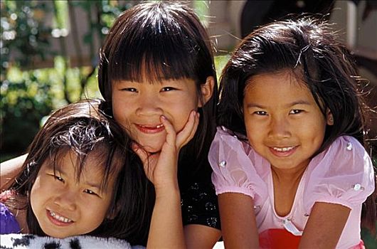 三个,孩子,亚洲人,女孩,坐,靠近,户外,微笑,特写