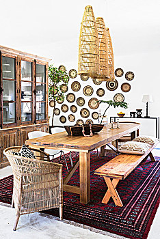 木桌子,藤条,灯罩,餐厅