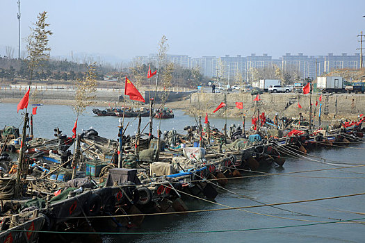 山东省日照市,春季开海捕鱼在即,渔民搬运渔具期盼鱼虾满仓