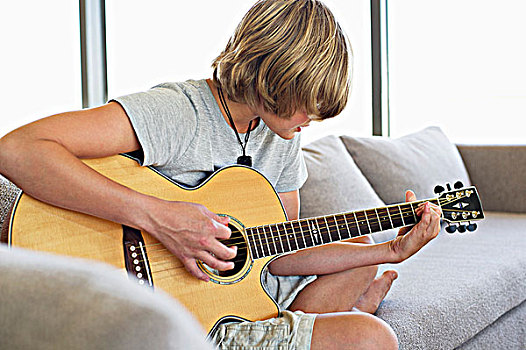 少男,弹吉他,在家