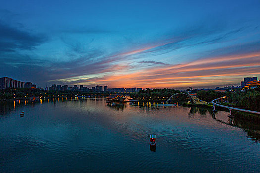 城市湖景