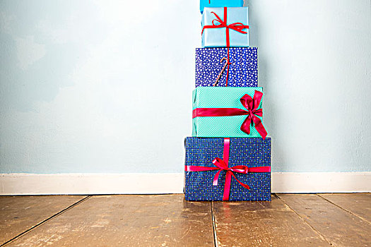 一堆,五个,包装,圣诞礼物,木地板