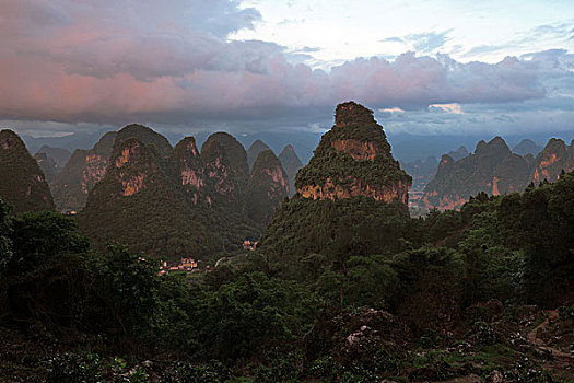 桂林兴坪螺丝山和周边的群峰