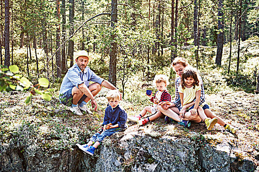家庭,坐,石头,树林