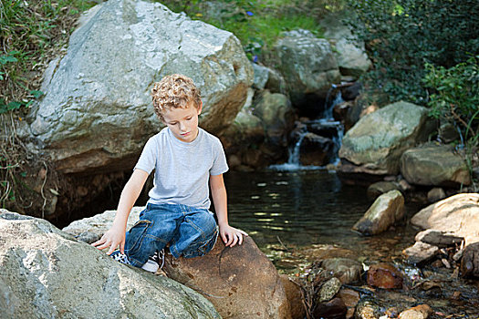 男孩,坐,石头,河