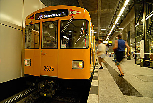两个,乘客,新,地铁,线条,传统,黄色,勃兰登堡,车站,柏林,德国,欧洲
