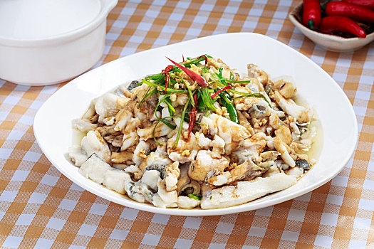 中式菜肴葱油淋鲈鱼片