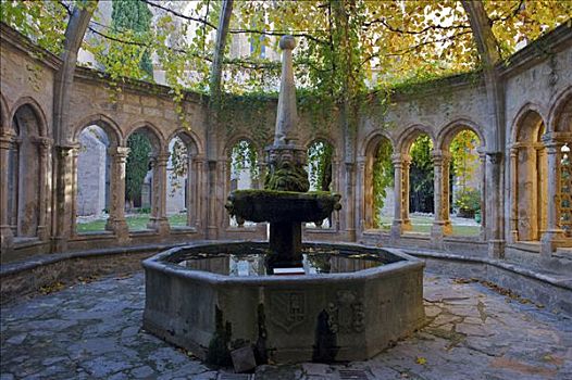 喷泉,房子,寺院,朗格多克-鲁西永大区,法国,欧洲
