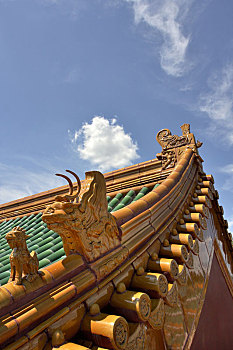 故宫宫殿屋顶上的走兽与绿色黄色琉璃瓦