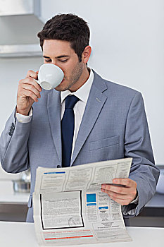 商务人士,喝,咖啡,读,报纸,上班