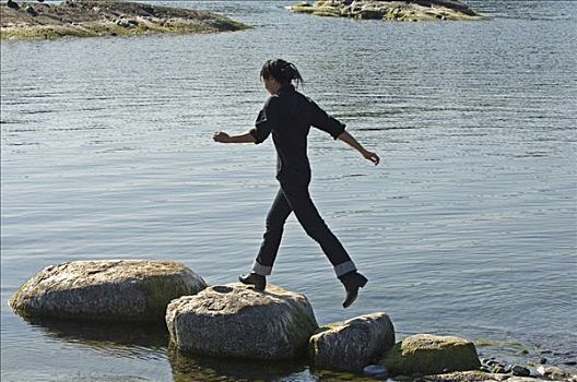 女青年,跳跃,石头,水,瑞典