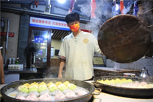 山东省日照市,节日里的美食街人头攒动,游客争相品尝特色小吃