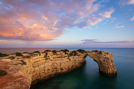 葡萄牙南部阿尔加维海岸线礁石黄昏风景