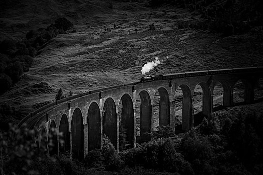 蒸汽火车飞驰在苏格兰格伦菲南高架桥上