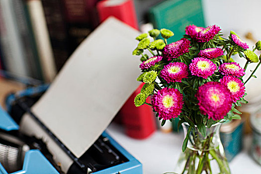 花,书本,打字机