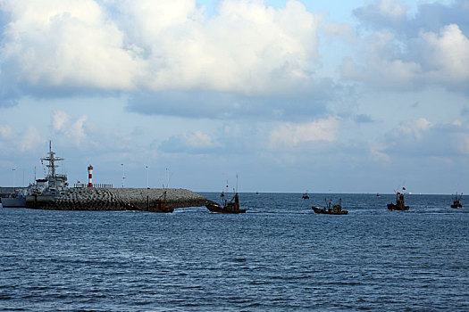 山东省日照市,金秋时节海边风景如画,漫步沙滩看渔船归航,海鸥飞翔