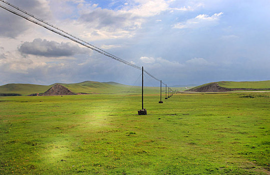 中国内蒙古呼伦贝尔草原景观与草原公路电线