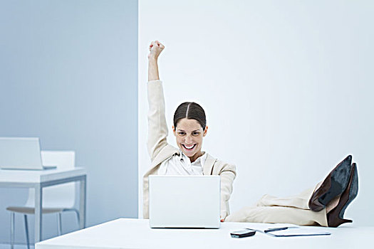 年轻,职业女性,坐,书桌,微笑,笔记本电脑,抬起,一个,抬臂