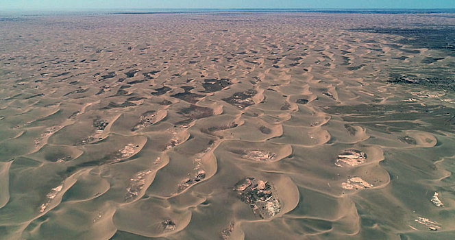 内蒙古,航拍雨后巴丹吉林沙漠美景
