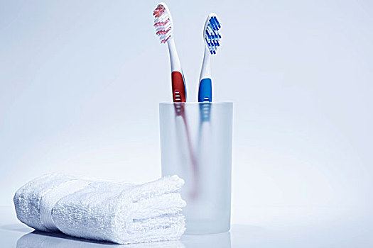白色,毛巾,旁侧,水,玻璃,红色,蓝色,牙刷