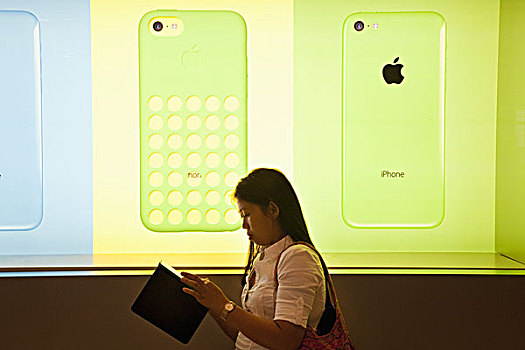 中国,香港,苹果,商店,橱窗展示,女人,看,苹果手机