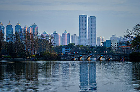 拱桥湖水公园游乐园高楼树风景广州