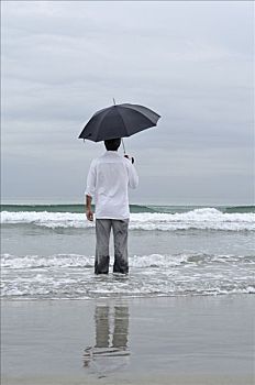 男人,拿着,伞,海滩