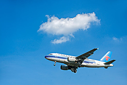 南方航空的飞机正降落重庆江北机场