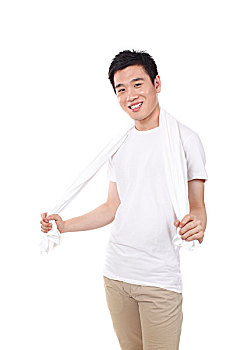 一个穿白汗衫手握毛巾的男青年