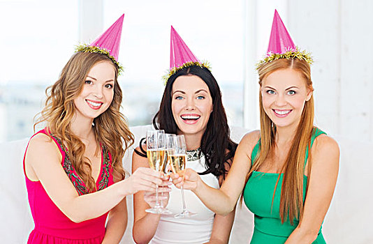 庆贺,饮料,朋友,单身派对,生日,概念,三个,微笑,女人,戴着,粉色,帽子,香槟,玻璃