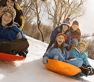 一群孩子,男孩,女孩,骑,雪橇,雪