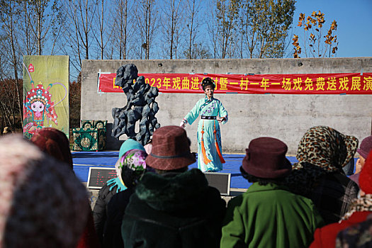 山东省日照市,吕剧演出搬到大集上,村民家门口看大戏