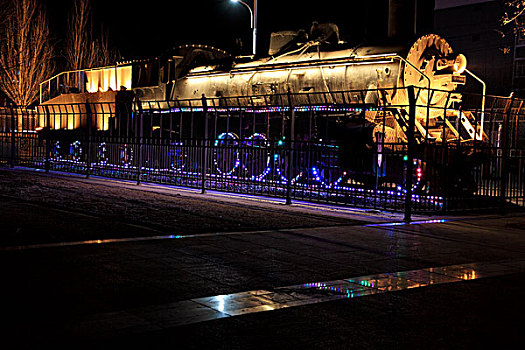 夜晚霓虹灯装饰的老火车头