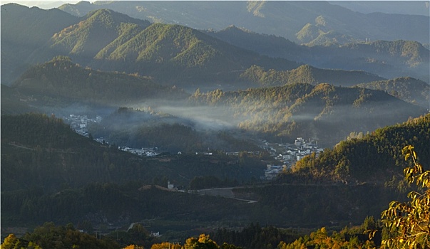 宽幅群山山峦山谷村落航拍