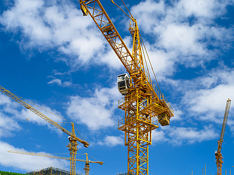 海南省万宁市自贸岛建设工地施工机械塔吊起重机