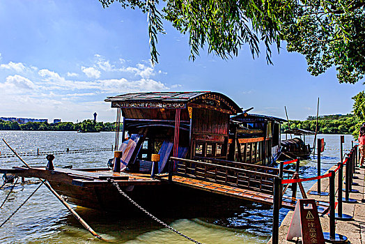 浙江嘉兴南湖上的红船