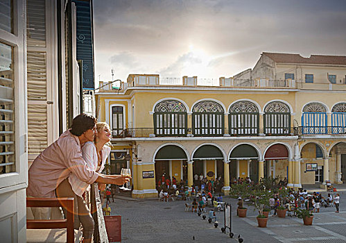 浪漫,年轻,情侣,向外看,餐馆,露台,广场,哈瓦那,古巴