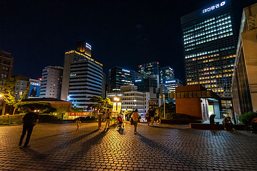 韓國首爾明洞的CBD商務(wù)寫字樓夜景風(fēng)光