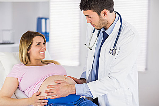 医生,检查,肚子,怀孕,病人,给,建议,诊所