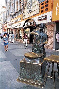 汉口著名历史商业街江汉路雕塑