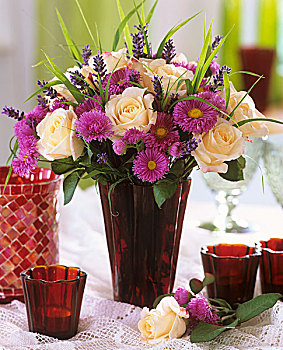 花瓶,米迦勒雏菊,薰衣草,玫瑰