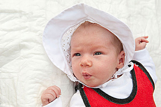 诞生,婴儿,女孩,1个月,肖像,白色,太阳,帽子,红色,连裤童装,套装,看,警惕