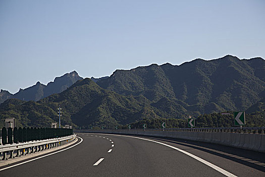 平坦干净的高速公路