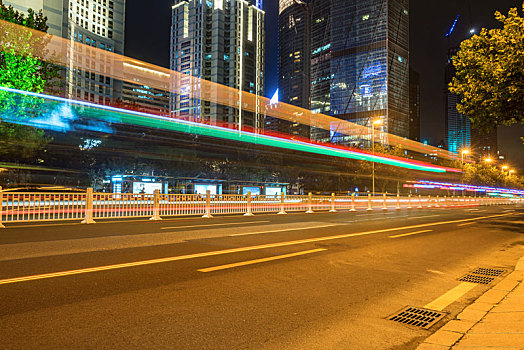 城市街道夜景,汽车光轨