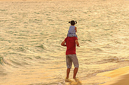 海边漫步的父女