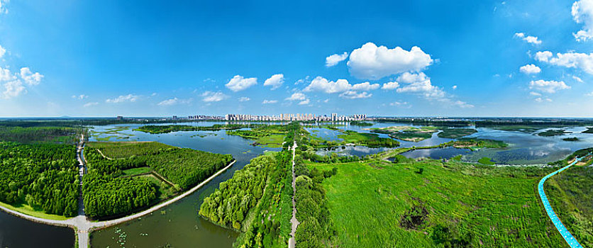 2022年8月1日,江苏省连云港市东海县西双湖风景区,郁郁葱葱,岸绿水清,天蓝景美,构成了一幅优美的夏日美景图,成为了市民休闲纳凉好去处