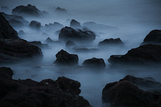 海南海口,西海岸礁石海浪成雾状