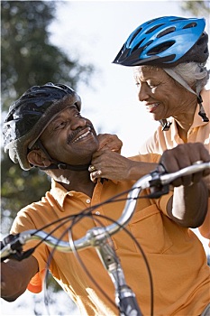 活力老人,情侣,准备,自行车,公园,女人,调整,男人,自行车头盔,带子,微笑,特写,仰视,倾斜