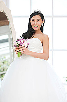 照鏡子的美麗新娘