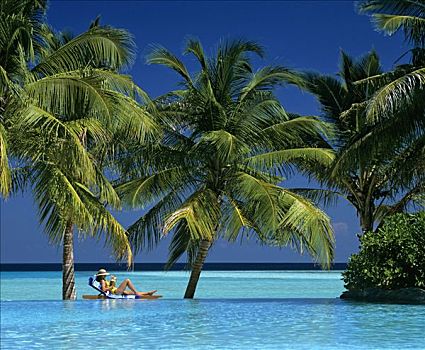 女青年,拿着,喝,甲板,椅子,游泳池,海洋,棕榈树,太阳,岛屿,阿里环礁,马尔代夫,印度洋